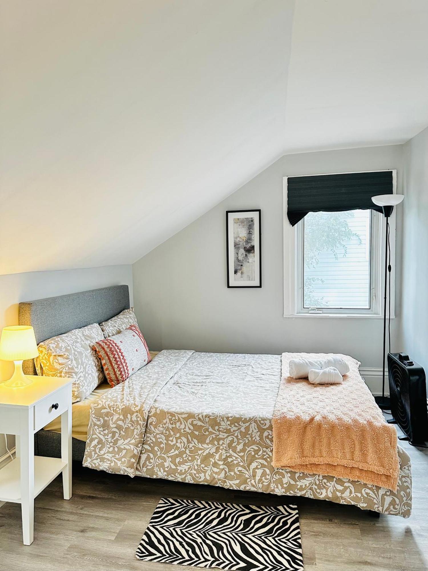 Ferienwohnung Cozy 2Br House Near Centre With Patio, Bbq, Backyard, And Netflix Peterborough Exterior foto